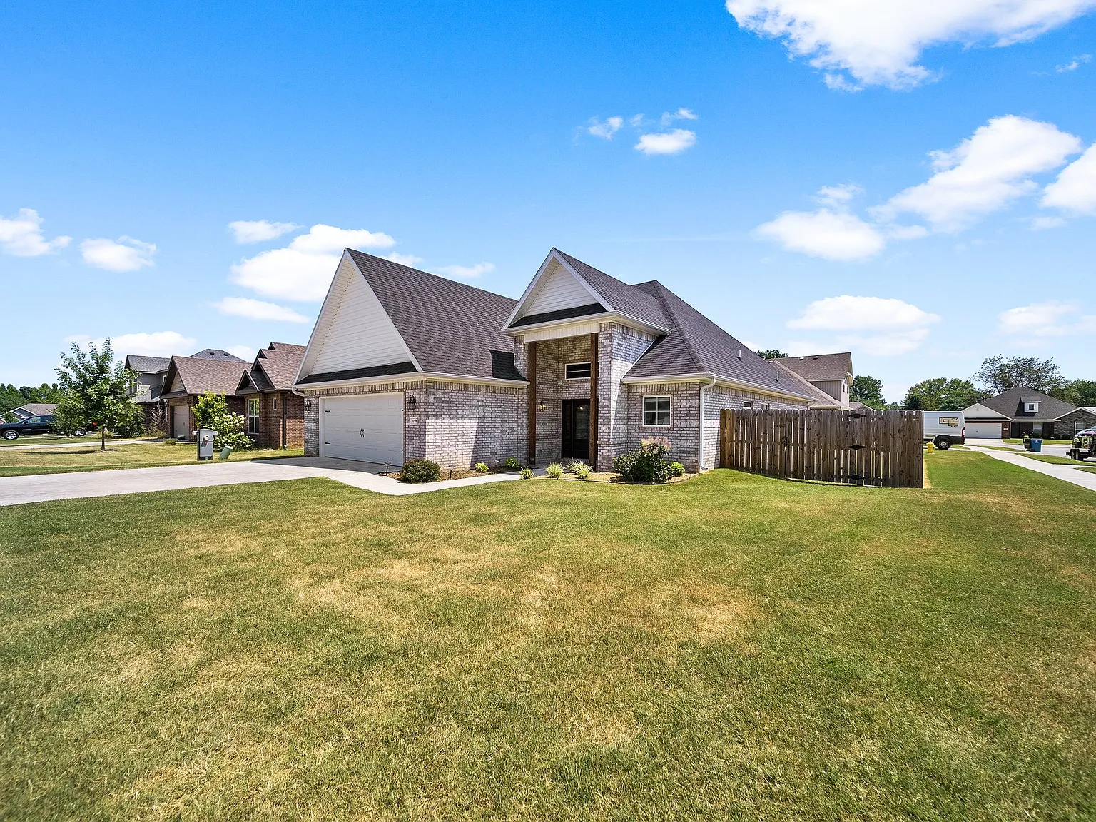 3 bed, 2.5 bath, 1715 sqft, $2,100 — Photo 2