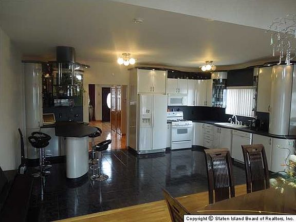 4th image of 377 Colony Ave