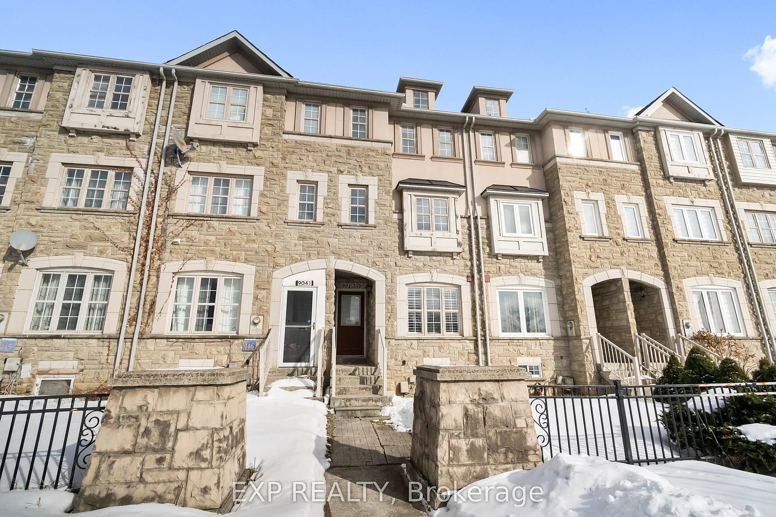 9039 Yonge St photo 1