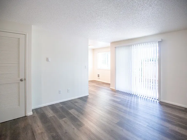 Barclay Square Where Convenience Meets Community Up to 1-Month Free! — Photo 9