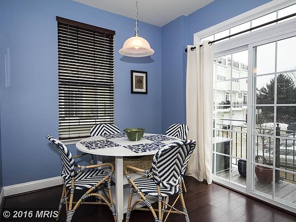 Kitchen eat-in/breakfast area.