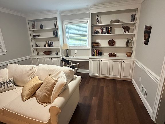 4th image of 2310 Vineyard Ln