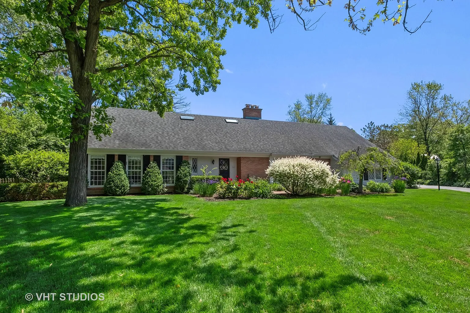 585 Meadowood Dr photo 1