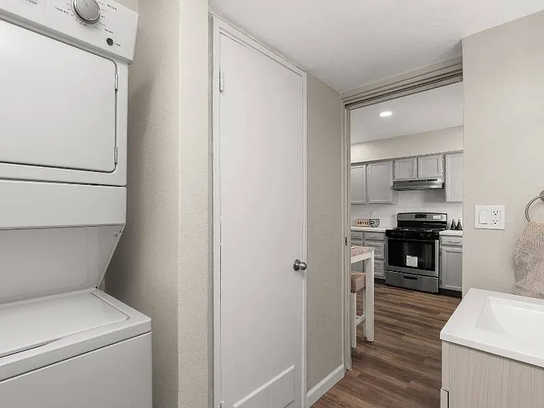 Nob Hill Apartments — Photo 11