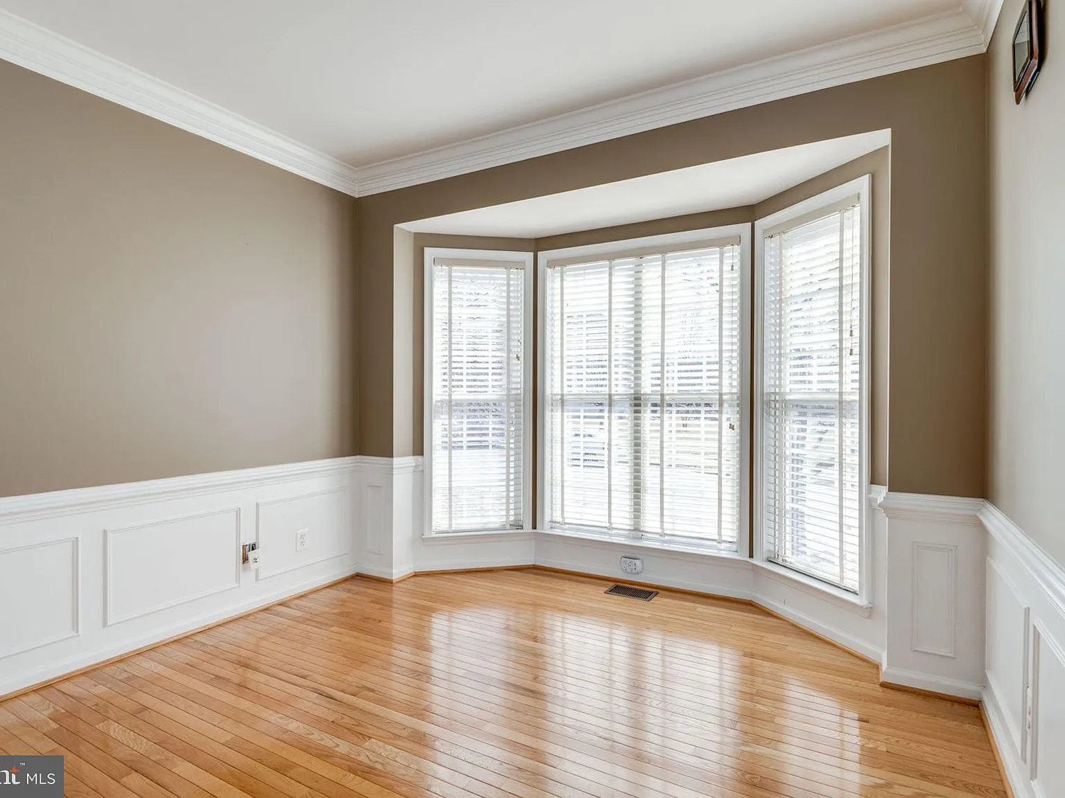4 bed, 3.5 bath, 3236 sqft, $4,500 — Photo 3