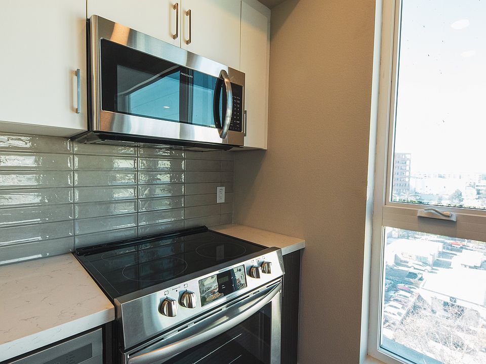 1st image of 215 W 14th St #424