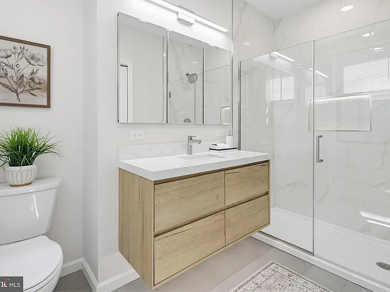 843 E Lombard St — Photo 13