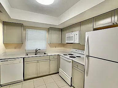 2 bed, 1040 sqft, $1,900 — Photo 3