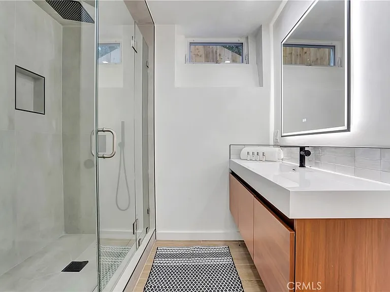 1145 S Longwood Ave — Photo 68