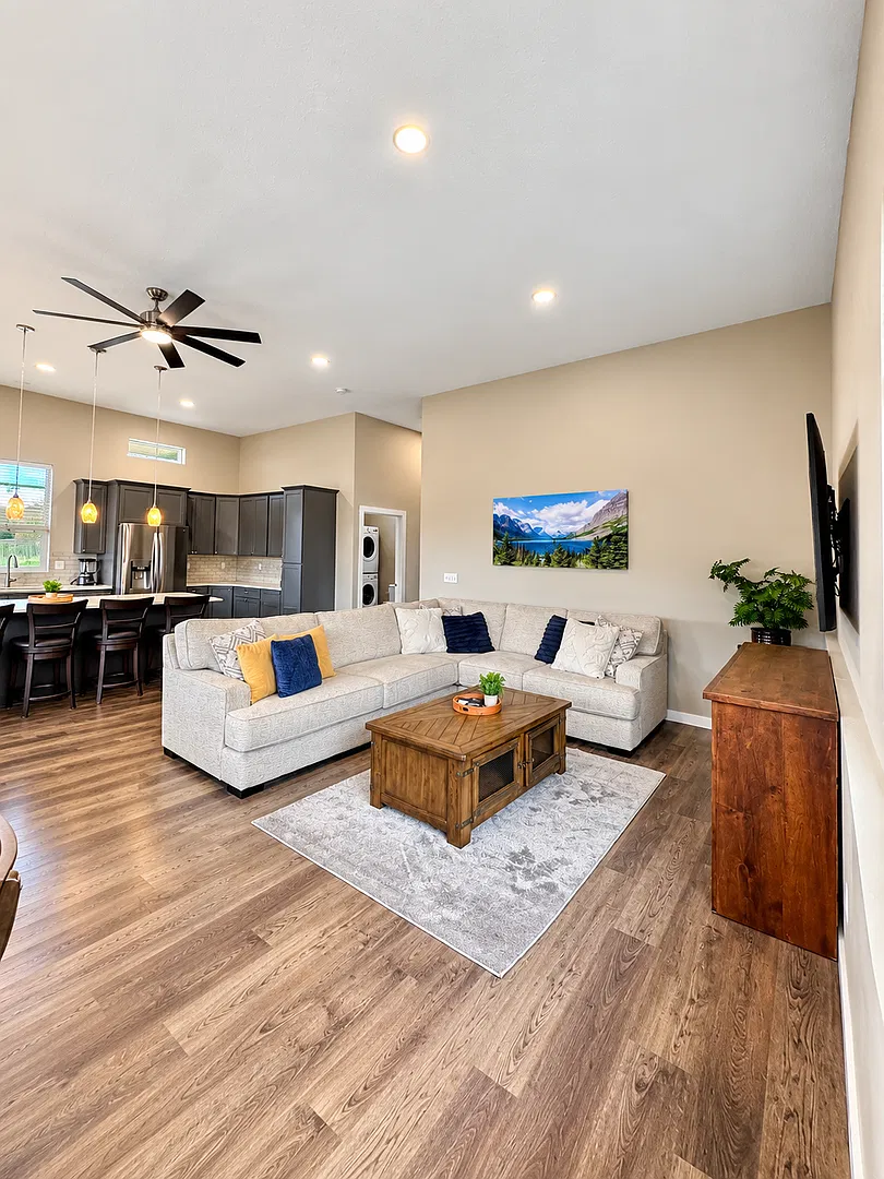 River front Executive Mid Term Lease Home — Photo 2