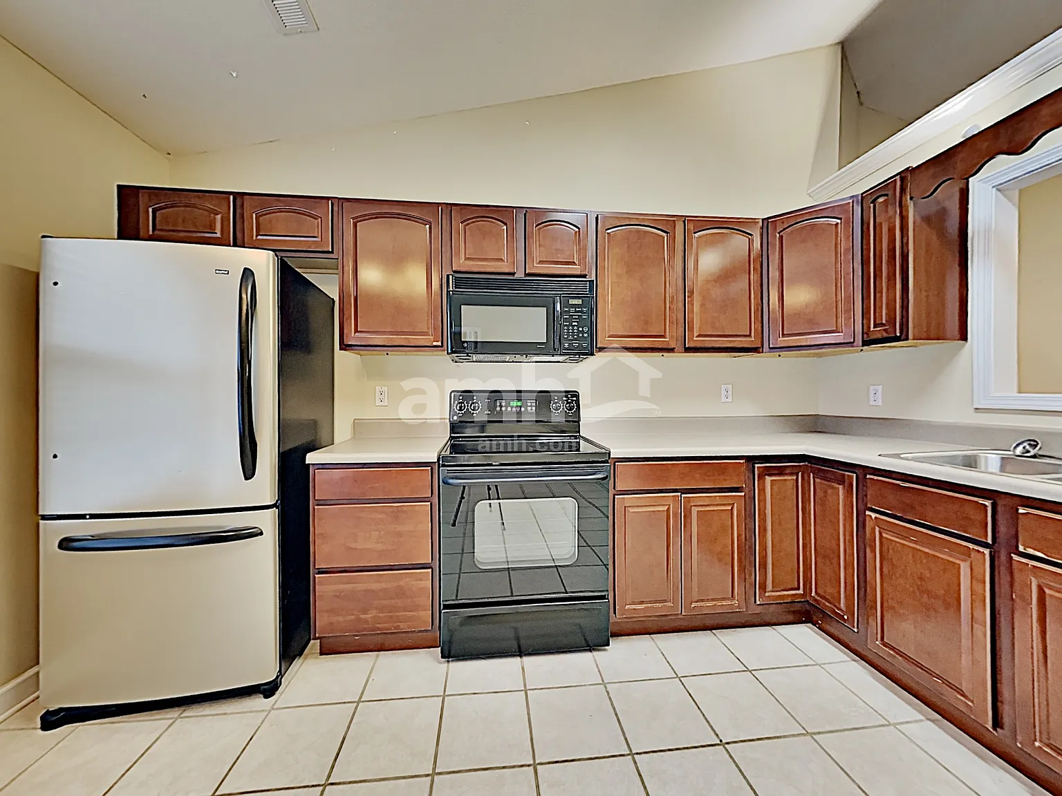 3 bed, 2.0 bath, 1400 sqft, $2,290 — Photo 3