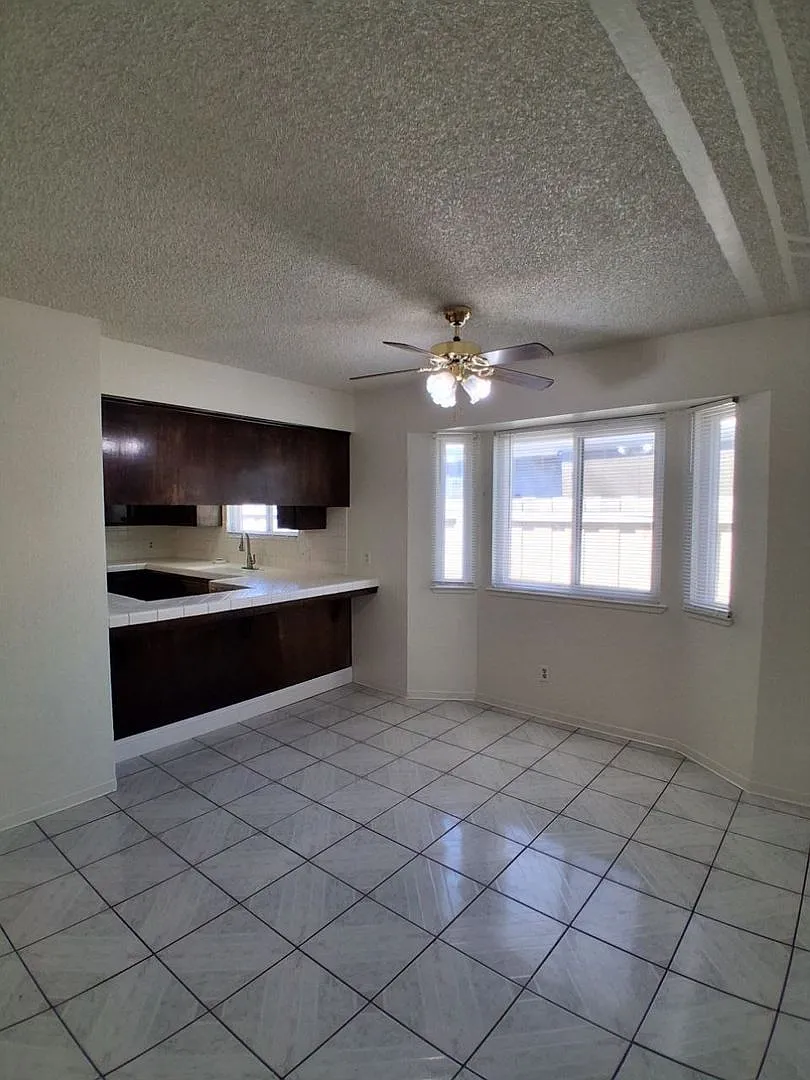 Special: First Month Rent Off!! Spacious 3 Bedroom With Garage Located On Ashlan & Cornelia! — Photo 3