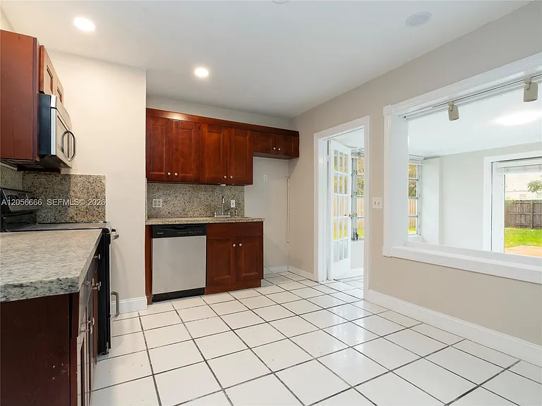 1125 NE 10th Ave — Photo 6