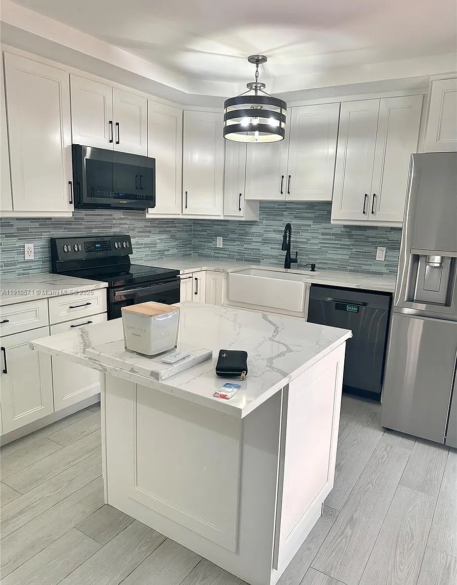 3 bed, 2.5 bath, 1600 sqft, $3,300 — Photo 1