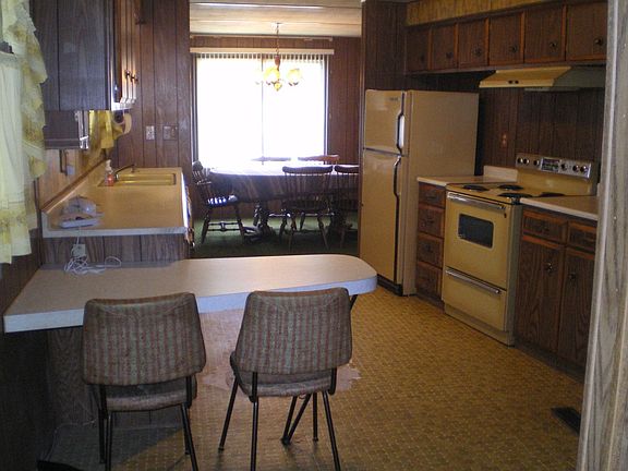 Kitchen w/eating bar