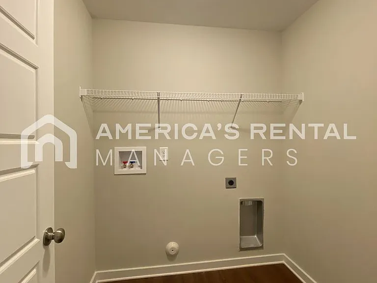 7950 Saint James Dr — Photo 32