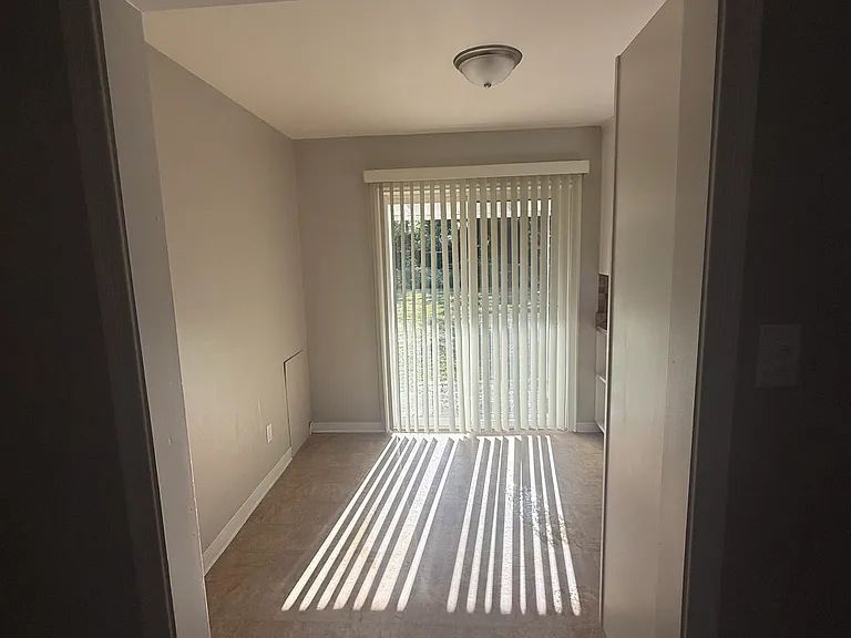 2207 S Green St — Photo 4