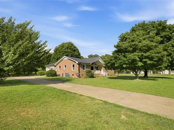 902 Cherokee Rd, Pelzer, SC 29669