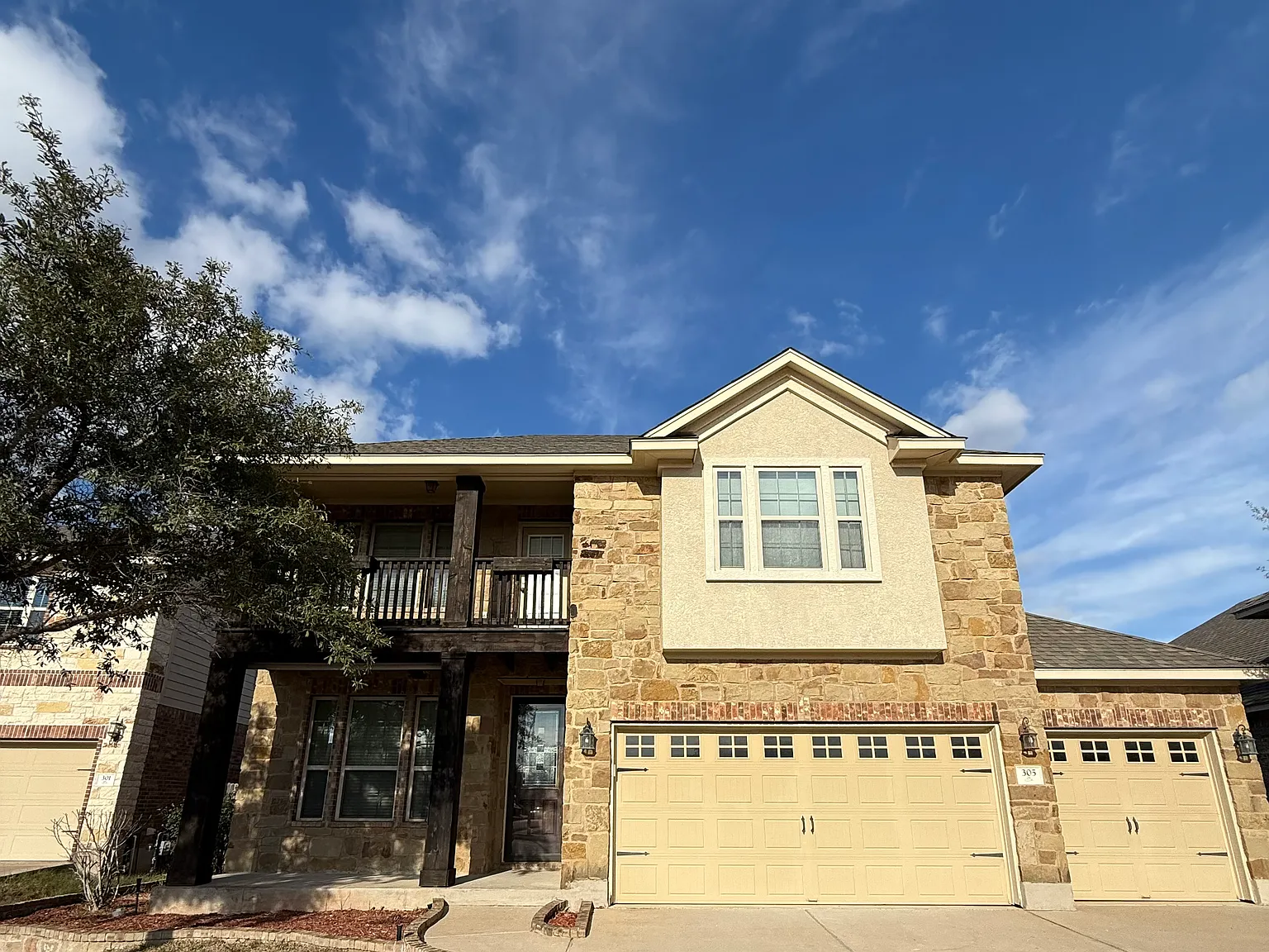 4 bed, 2.5 bath, 2200 sqft, $2,500 — Photo 1