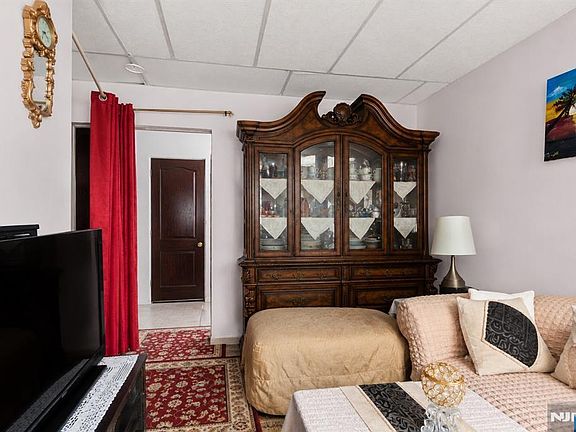 5th image of 54 Genessee Avenue