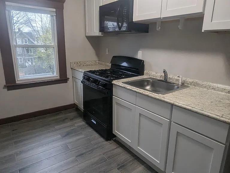 89 Hubinger St #3A — Photo 9