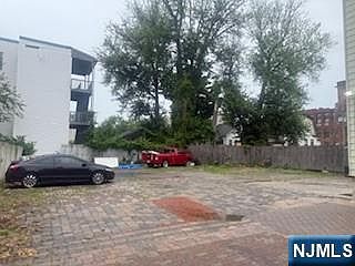 1st image of 420-424 E 18th St
