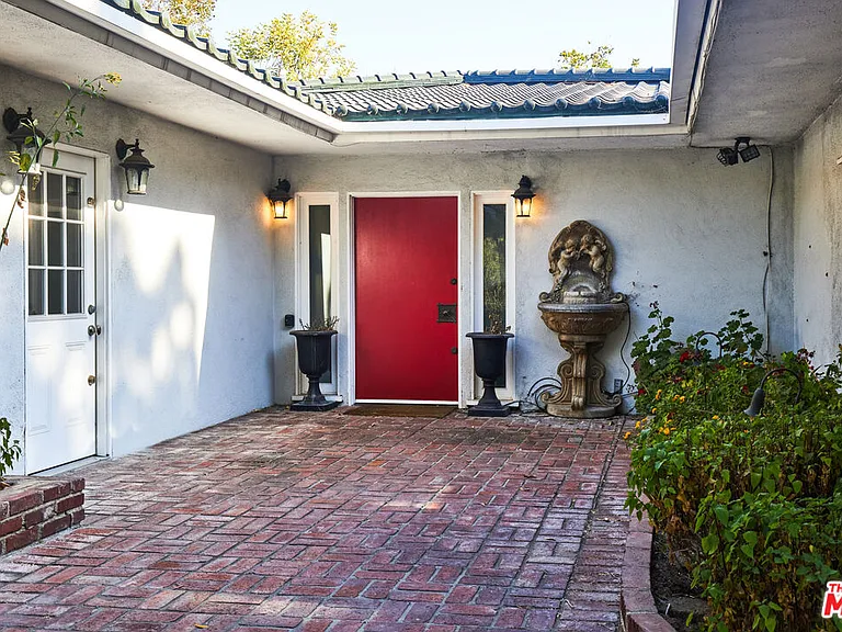 2200 Outpost Dr — Photo 2