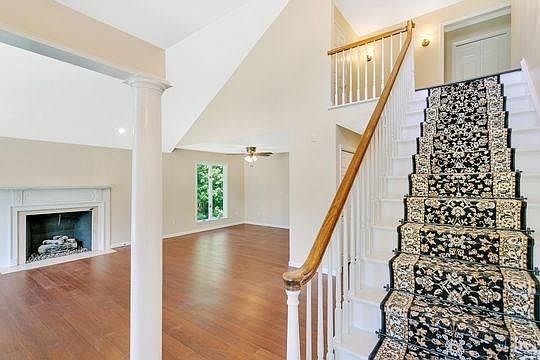 3rd image of 305 Satinwood Ln