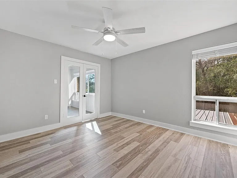 2113 Lake Village Dr — Photo 17