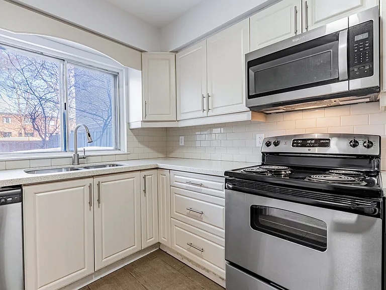 207 Davisville Ave — Photo 1