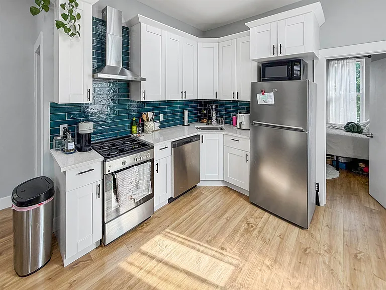 1076 Summit Ave #4 — Photo 8