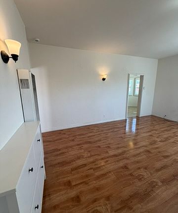3rd image of 839 N Alexandria Ave