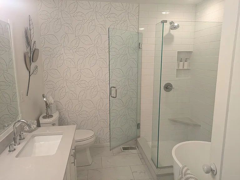 Primary in-suite bathroom w/ two sinks