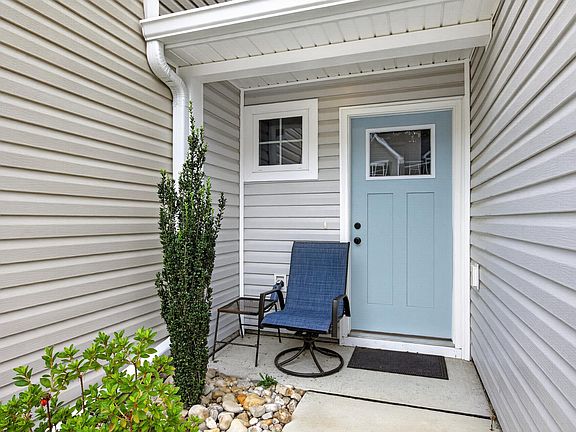 2nd image of 262 Christiana Ln. #B