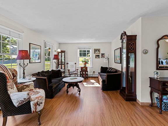 5th image of 334 New London Ave