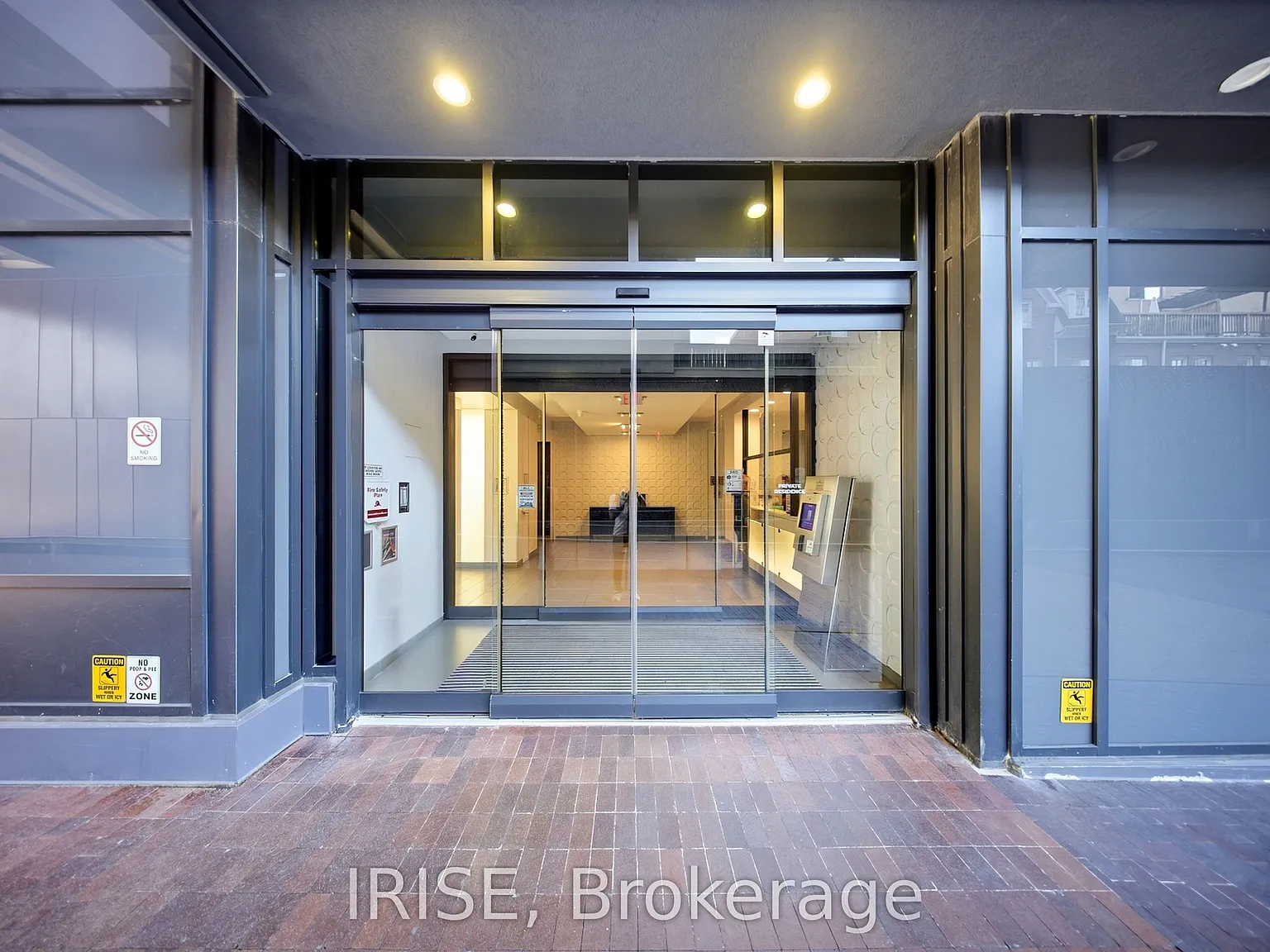 Reve Condos — Photo 2