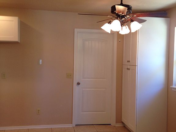 Eat-in kitchen area