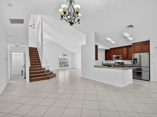 2707 Pointe Circle, Greenacres, FL 33413