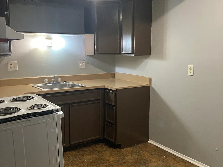 Westpark Manor Apartments — Photo 12
