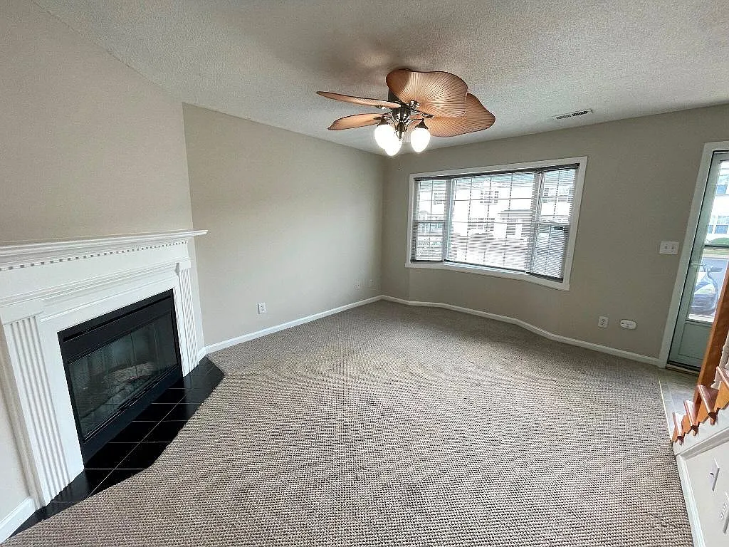 2 bed, 1.5 bath, 1041 sqft, $1,200 — Photo 3