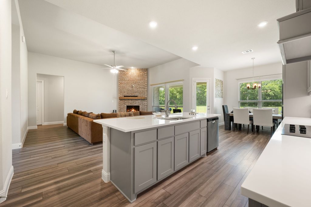 583 Crystal Lake Ln, Red Oak, TX - More