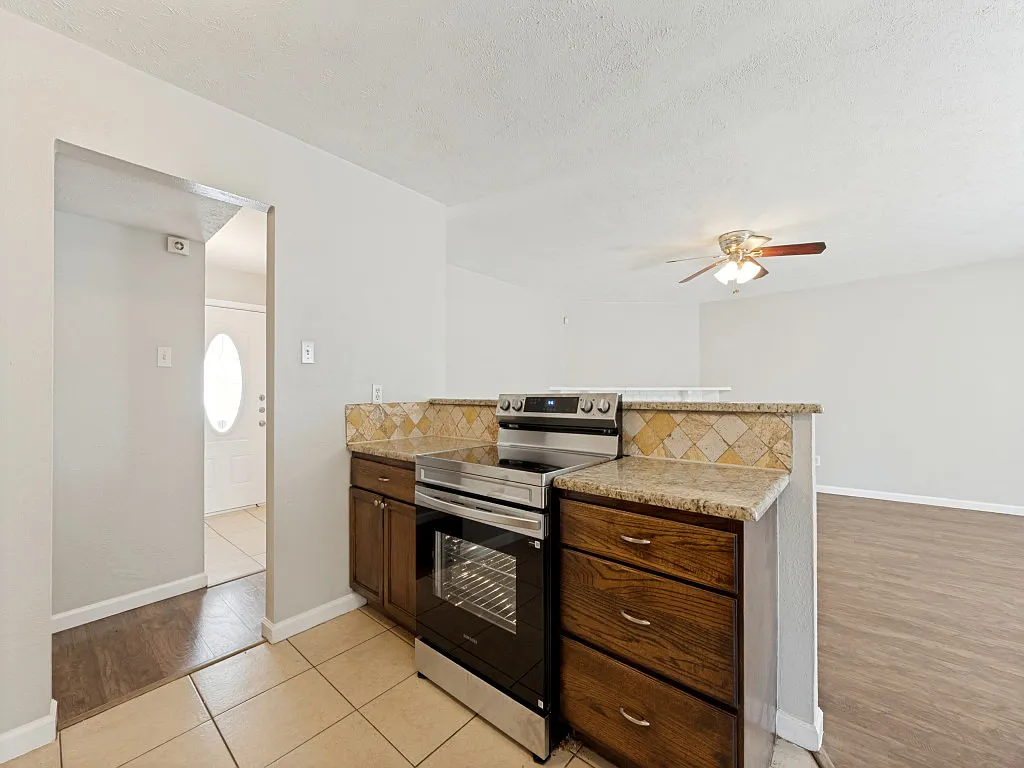 3 bed, 1398 sqft, $2,200 — Photo 4