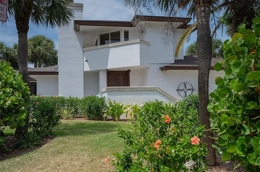 3 bed, 3.0 bath, 2489 sqft, $15,500 — Photo 4