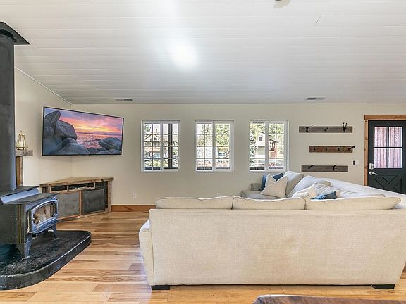3rd image of 16043 Melbourne Ct