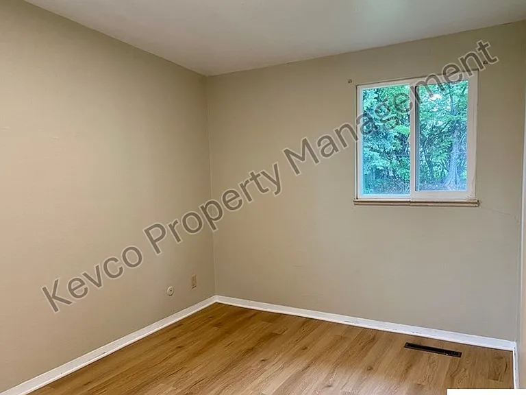 711 W Prospect Rd — Photo 17