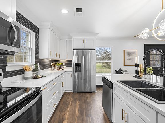 4th image of 220 Chamberlain Dr
