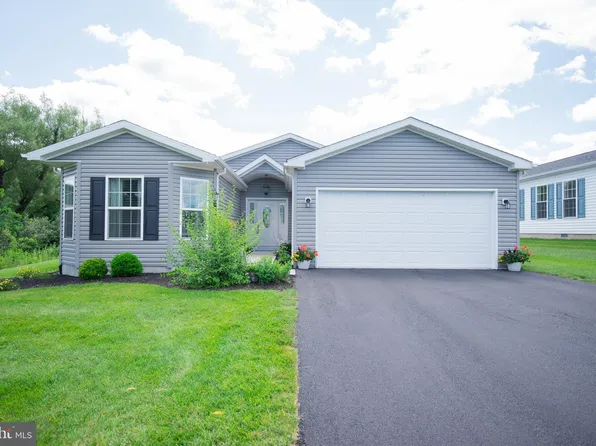 26 Finch Dr N, Bechtelsville, PA 19505
