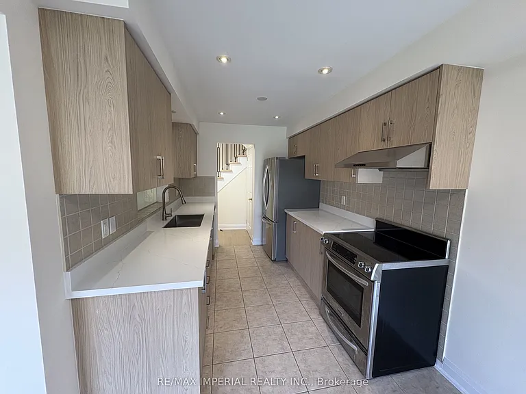 70 Maffey Cres — Photo 5