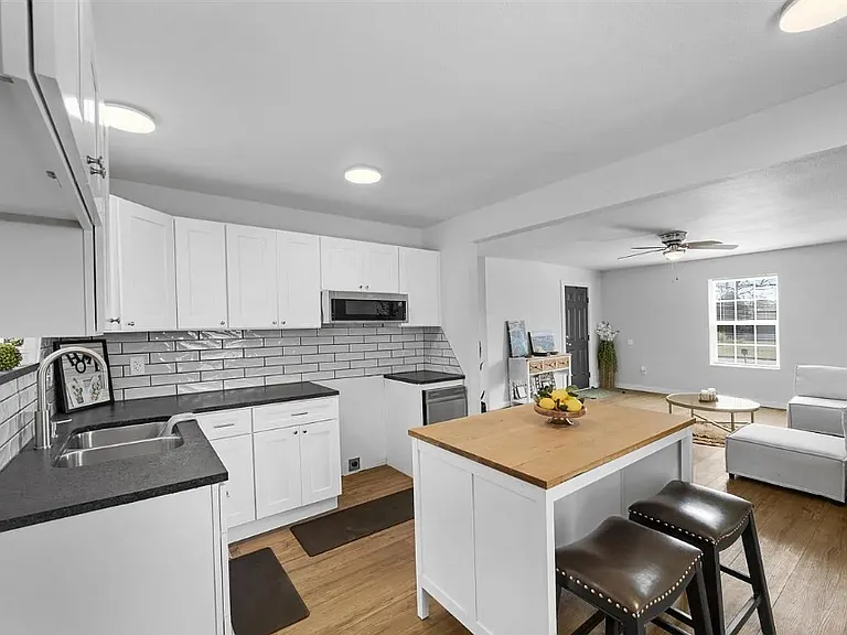 2115 NW Pollard Ave — Photo 2