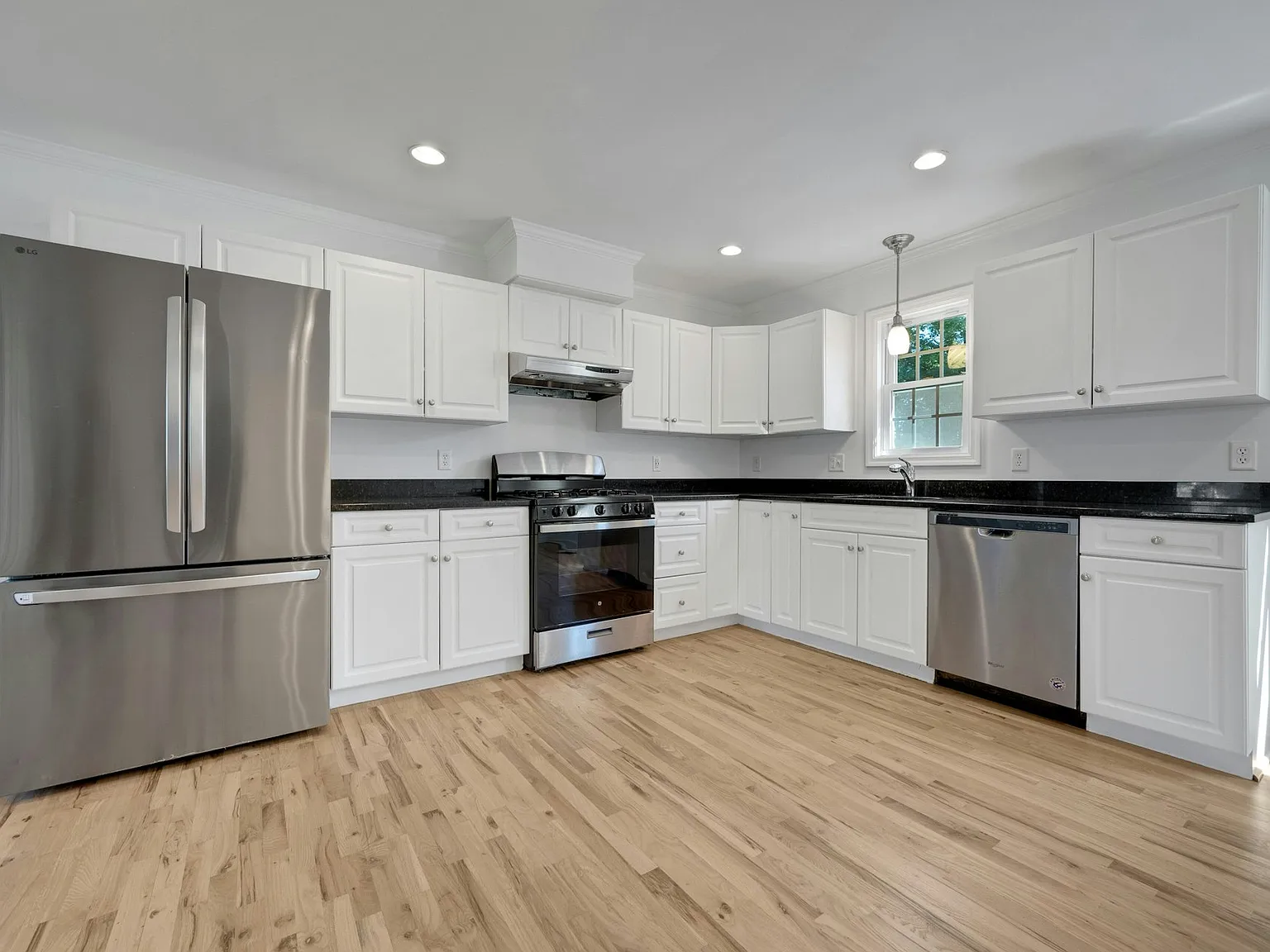 3 bed, 1.5 bath, 1200 sqft, $3,450 — Photo 3